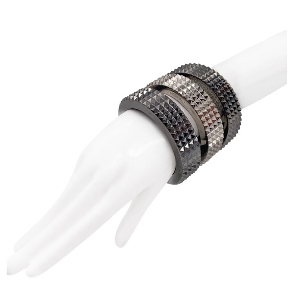 NWT Authentic RARE Luxury Minimalist Burberry gunmetal spiked bangle/bracelet - Picture 5 of 17